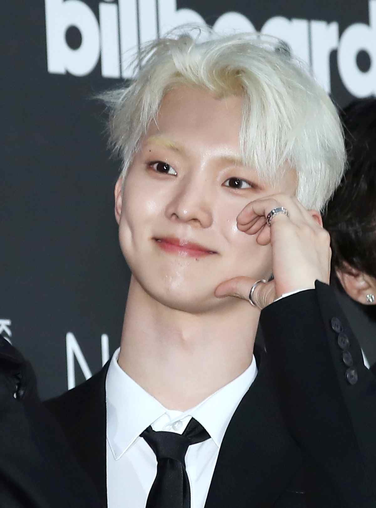더보이즈 큐가 2024년 서울 중구 신라호텔 영빈관에서 열린 ‘빌보드 케이 파워 100(Billboard K POWER 100)’ 행사에 참석해 포즈를 취하고 있다 / 뉴스1