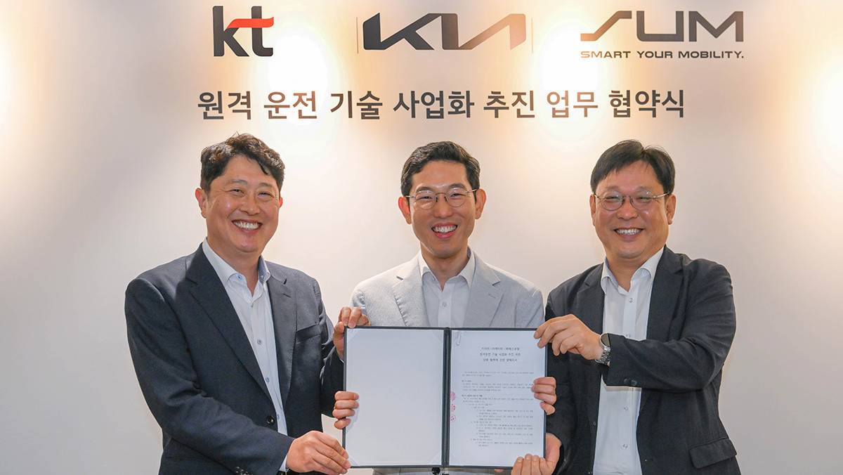 (왼쪽부터)서상규 KT 기업사업1담당 상무, 강주엽 기아 신사업기획실 상무, 현영진 에스유엠 대표가 업무협약식에서 기념사진을 촬영하고 있다. / 기아