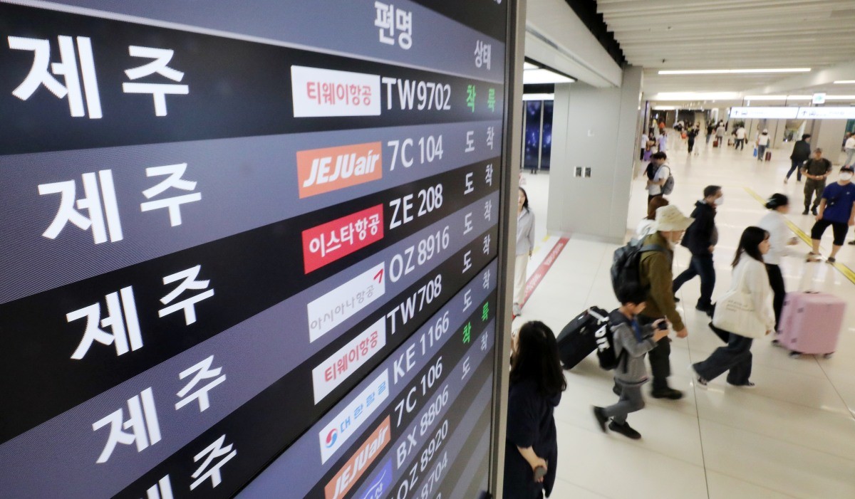 서울 강서구 김포공항 국내선 입국장이 제주도 등 지역에서 돌아오는 시민들로 북적이고 있다. 기사의 이해를 돕기 위한 사진 / 뉴스1