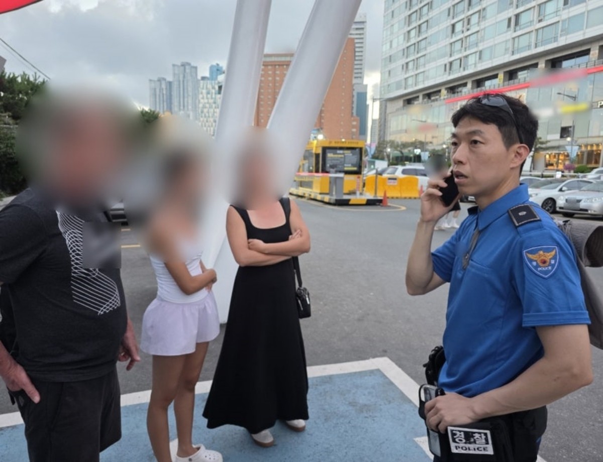 지난 21일 부산 해운대에서 미국인 관광객이 택시에 두고 내린 현금 3000달러 이상과 휴대전화를 경찰 도움으로 되찾았다. ./ 부산경찰청 제공