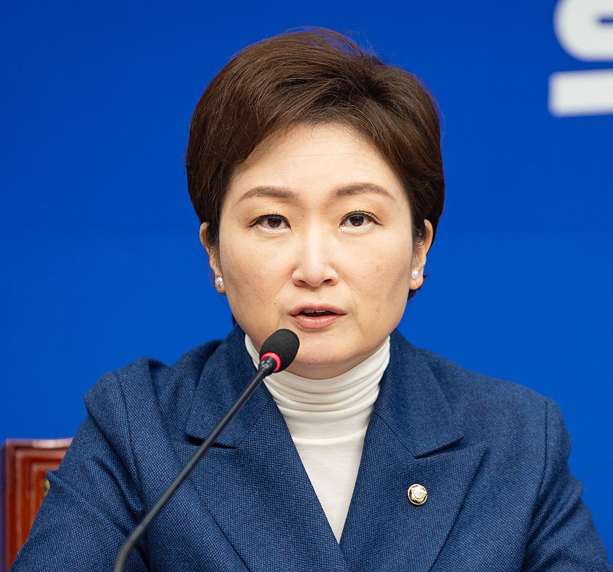 이언주 더불어민주당 의원 자료 사진. 경찰이 이언주 더불어민주당 의원을 합성한 음란물을 제작해 SNS에 게시한 혐의를 받는 60대 기업인을 검찰에 넘겼다. 연합뉴스 보도 등에 따르면 서울경찰청은 이언주 의원에 대한 허위 영상물 편집·유포 사건과 관련해 성폭력처벌법 위반과 모욕 혐의로 60대 남성 A 씨를 불구속 송치했다고 24일 밝혔다. A 씨는 지난 2일 이언주 의원을 대상으로 한 허위 영상물 1개와 모욕 이미지 3개를 편집해 SNS에 게시한 혐의를 받고 있다.     경찰은 지난 8일 A 씨의 사무실 등을 압수수색해 관련 자료를 확보하고 제작 및 유포 경위 등을 수사해왔다.    / 뉴스1