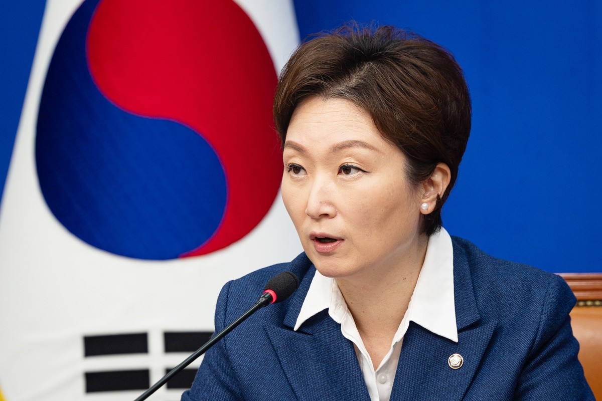 이언주 더불어민주당 의원 자료 사진. 경찰이 이언주 더불어민주당 의원을 합성한 음란물을 제작해 SNS에 게시한 혐의를 받는 60대 기업인을 검찰에 넘겼다. 연합뉴스 보도 등에 따르면 서울경찰청은 이언주 의원에 대한 허위 영상물 편집·유포 사건과 관련해 성폭력처벌법 위반과 모욕 혐의로 60대 남성 A 씨를 불구속 송치했다고 24일 밝혔다. A 씨는 지난 2일 이언주 의원을 대상으로 한 허위 영상물 1개와 모욕 이미지 3개를 편집해 SNS에 게시한 혐의를 받고 있다. 경찰은 지난 8일 A 씨의 사무실 등을 압수수색해 관련 자료를 확보하고 제작 및 유포 경위 등을 수사해왔다.    / 뉴스1