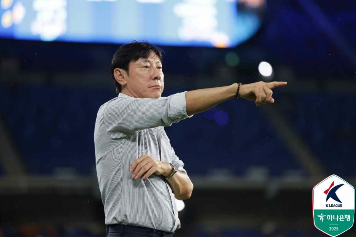 울산 HD 신태용 감독이 지난해 울산 문수축구경기장에서 열린 하나은행 K리그1 2025 울산 HD FC와 제주 SK FC의 경기에서 작전 지시를 하고 있다. / 뉴스1