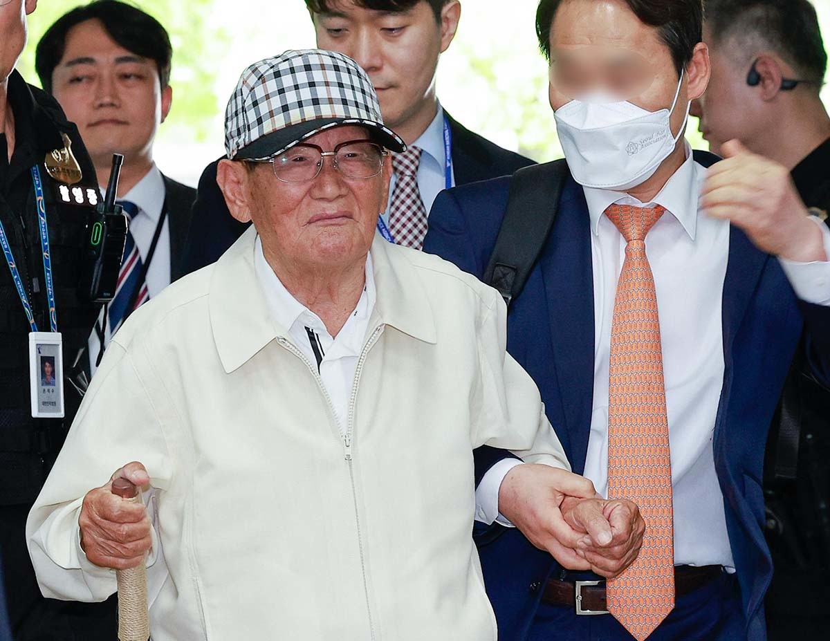 20대 대선과 22대 총선 전후로 신도 5만 명 이상을 국민의힘에 집단 입당시키도록 지시한 의혹을 받는 이만희 신천지예수교증거장막성전(신천지) 총회장이 6월 24일 오후 서울 서초구 중앙지방법원에서 열린 정당법 위반·업무방해 혐의 구속 전 피의자 심문(영장실질심사)에 출석하고 있다. / 연합뉴스
