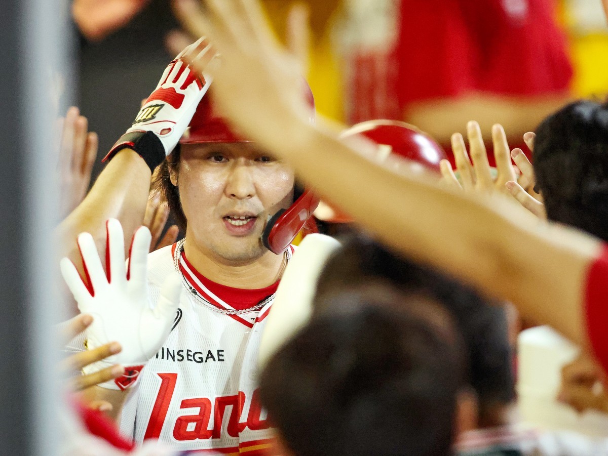 SSG랜더스 최정이 지난 16일 인천 SSG랜더스필드에서 열린 2026 신한SOL KBO리그 KIA 타이거즈와 홈 경기에서 5회말 1사 주자 2루 상황에 2점 홈런을 날린 뒤 더그아웃으로 들어와 동료들의 축하를 받고 있다. / 뉴스1