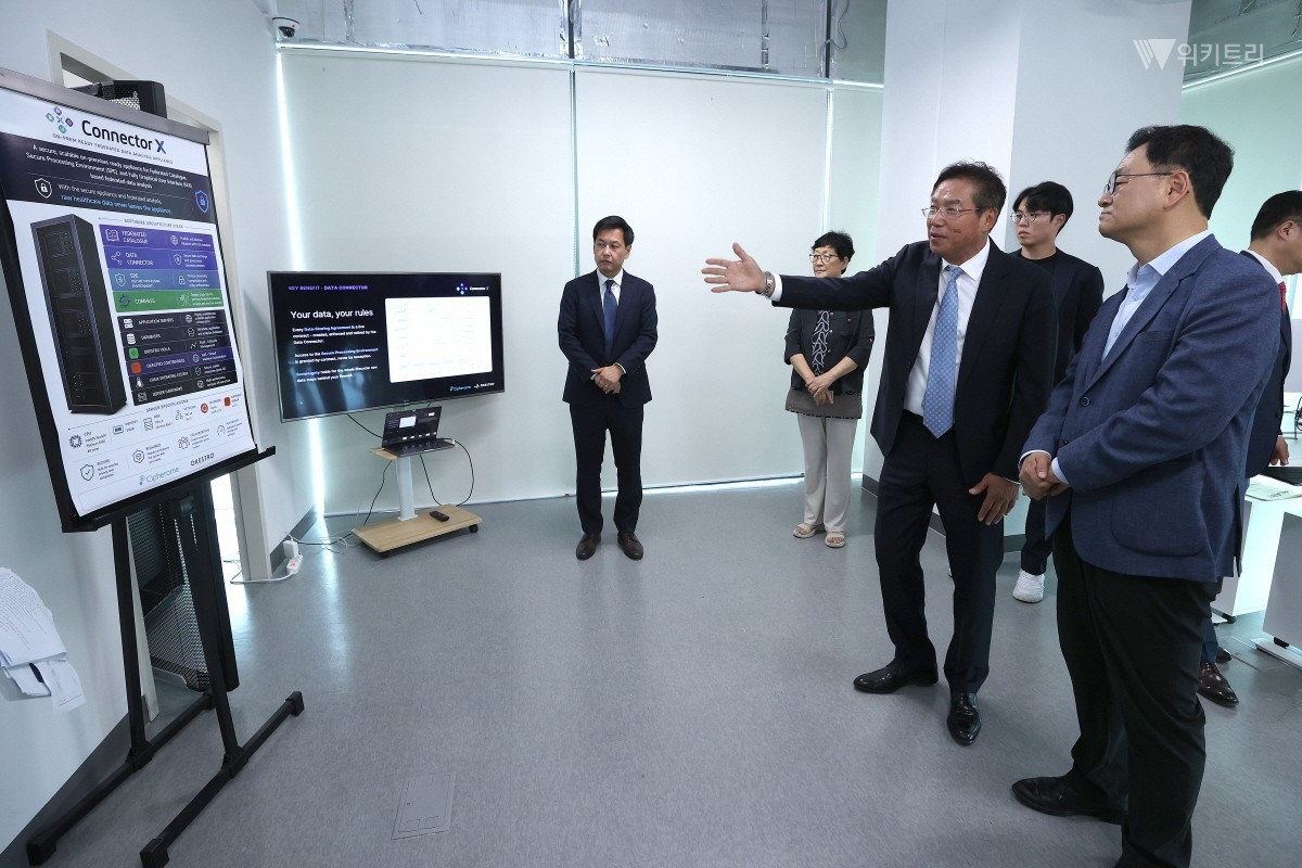 룩셈부르크 국립보건원(LIH) 한국대표사무소 관계자가 연구시설 등을 설명하고 있다