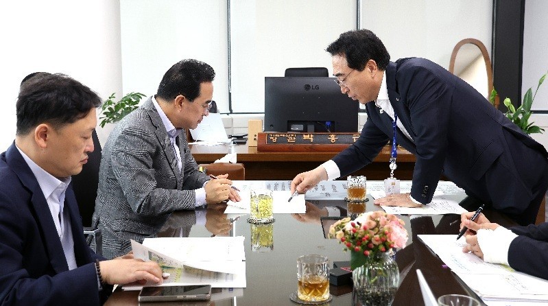 박수현 충남도지사(오른쪽)가 24일 정부서울청사에서 박홍근 기획예산처 장관을 만나 2027년도 정부예산 확보와 서해선-경부고속선(KTX) 연결 등 충남 핵심 현안의 정부 지원 필요성을 설명하고 있다./사진=충남도