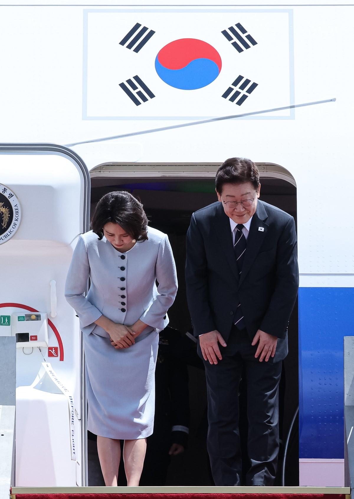 미국·남미 순방 일정에 나선 이재명 대통령과 김혜경 여사가 24일 성남 서울공항을 통해 출국하며 인사를 하고 있다. 이 대통령은 올해 여름휴가는 가지 않기로 했다. 청와대 관계자는 24일 '대통령이 이번 여름휴가를 반납하고 '세일즈 외교'에 집중하는 것으로 대체하기로 했다'라고 밝혔다. 이재명 대통령은 이날 7박 11일 일정으로 미국 샌프란시스코, 남미, 독일을 방문하고 돌아오는 순방을 떠났다. 다만 이 대통령은 순방을 떠나기에 앞서 청와대 참모진과 국무위원들에게는 '모두 휴가를 다녀오라'라는 당부를 건넨 것으로 전해졌다. / 뉴스1