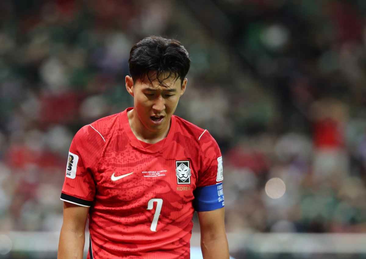 대한민국 축구국가대표팀 손흥민이 지난달 11일(현지시간) 멕시코 할리스코주 사포판 과달라하라 스타디움에서 열린 2026 북중미 월드컵 A조 조별리그 1차전 대한민국과 체코의 경기에서 슈팅이 막히자 아쉬워하고 있다. / 뉴스1