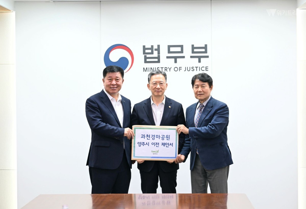 정덕영 양주시장(왼쪽)