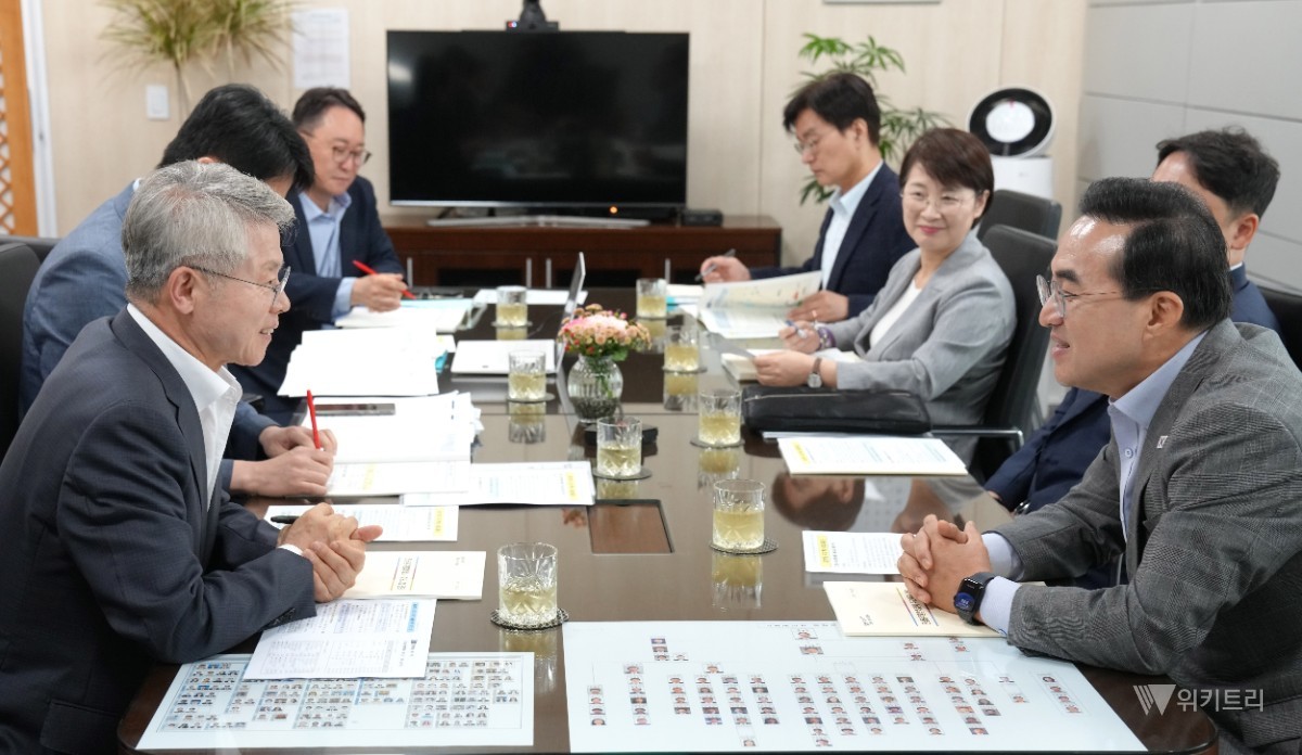민형배 전남광주통합특별시장이 24일 서울 한국재정정보원에서 박홍근 기획예산처 장관과 면담을 갖고 전남광주통합특별시 2027년 현안사업 추진을 위한 국비 지원을 건의하고 있다. /전남광주통합특별시
