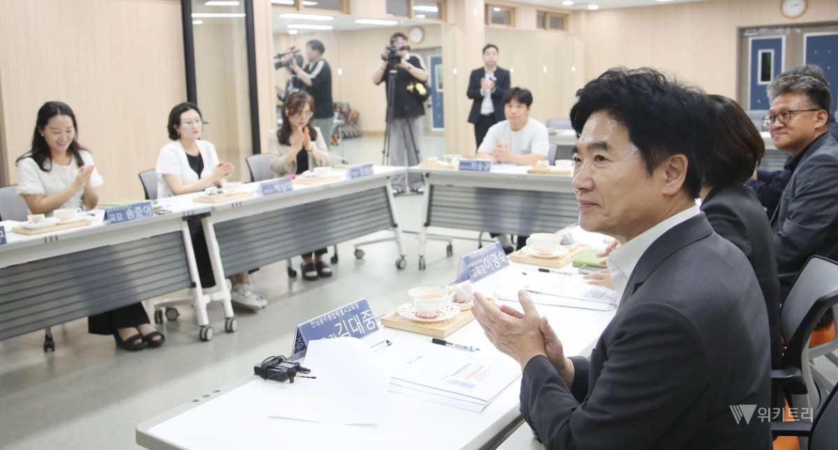 24일 김대중교육감과 교육청 관계자들이 광주효동초등학교를 찾아 늘봄·돌봄 운영 현장을 점검하고 있다. / 전남광주통합특별시교육청