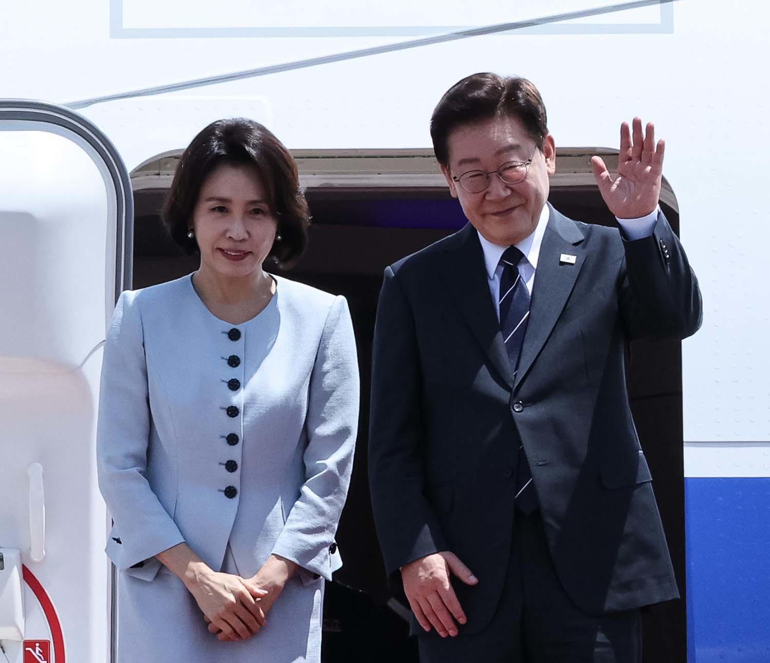 미국·남미 순방 일정에 나선 이재명 대통령과 김혜경 여사가 24일 성남 서울공항을 통해 출국하며 인사를 하고 있다. / 뉴스1