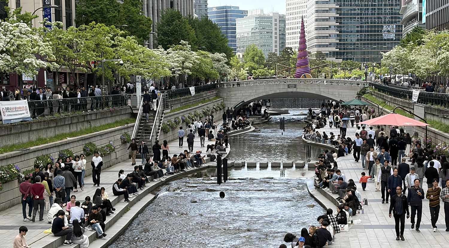 청계천에서 산책하는 시민. / 뉴스1 자료사진