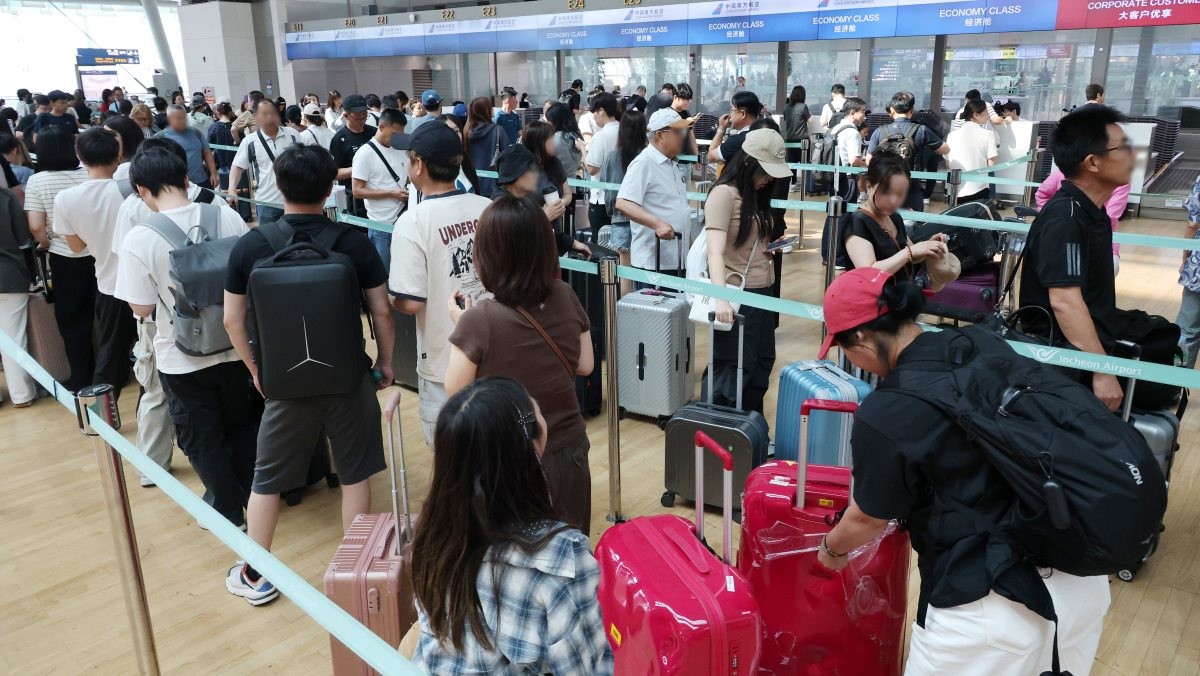 인천국제공항 출국장에서 여행객들이 체크인 줄을 서 있다. / 연합뉴스