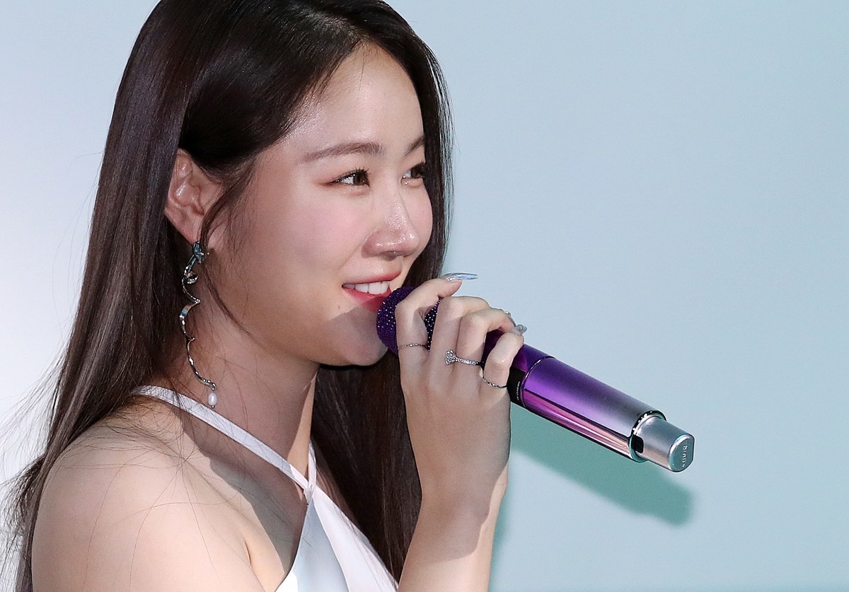 가수 소유 자료 사진. 소유(강지현)의 부친이 별세했다. 향년 70세. 소유는 25일 부친상을 당한 뒤 서울 이대목동병원장례식장에 마련된 빈소에서 조문객을 맞고 있는 것으로 전해졌다. 발인은 오는 27일에 엄수되며 장지는 수원연화장이다. 1남 2녀의 막내인 소유는 모든 일정을 잠시 멈춘 상황이다. 소유는 가족들과 함께 빈소를 지키며 슬픔 속에서 별세한 부친의 장례 절차를 진행하고 있는 것으로 알려졌다. / 뉴스1