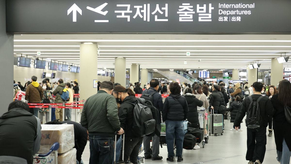 해외여행을 떠나는 이용객들로 붐비고 있는 공항. / 연합뉴스