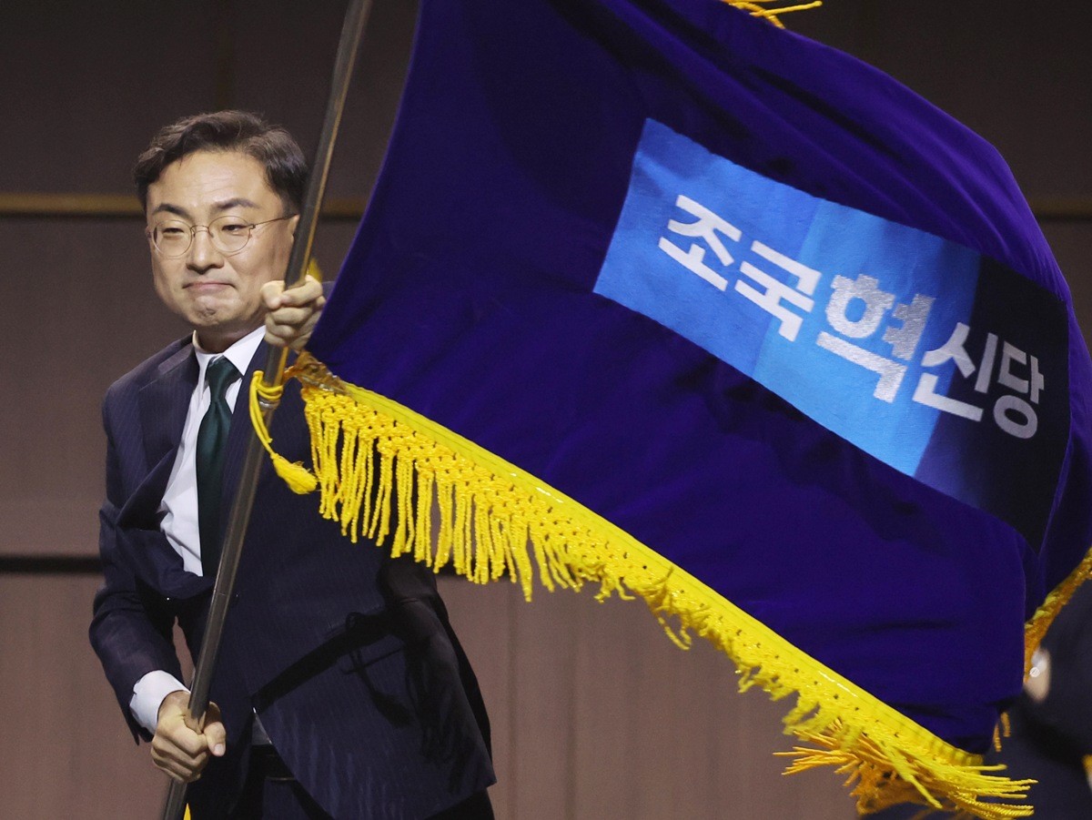 조국혁신당 신임 당 대표로 선출된 신장식 의원이 25일 오후 경기 수원시 수원컨벤션센터에서 열린 2026 전국당원대회에서 당기를 흔들고 있다. 신 대표는 '검찰 개혁을 100% 완수하겠다'라며 '국민주권 정부가 들어선 지 417일째인데 그동안 민주당은 왜 개혁을 주저하고 방치했나'라고 말했다. 그러면서 '검찰 개혁법안이 국회 본회의를 통과하는 그 순간까지 긴장의 끈을 놓지 않겠다'라고 강조했다. / 뉴스1