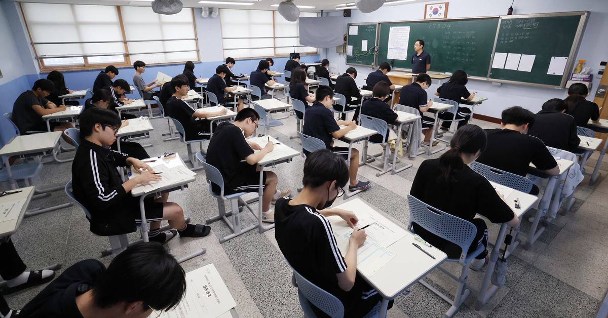 고교생 65%만 “대학 갈 것”…중고교생 장래희망 12년 연속 1위라는 '이 직업'
