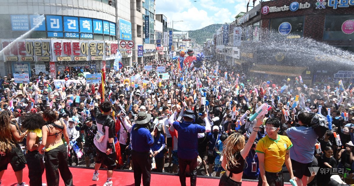 탐진강 물보라에 무더위 싹…장흥 물축제 “구름 인파 몰려“