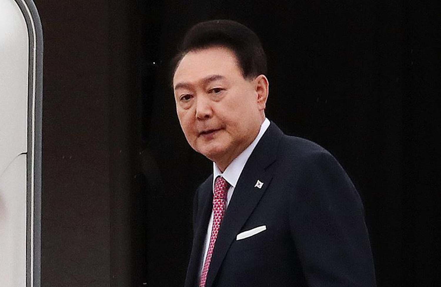 윤석열 전 대통령의 재임 당시 모습. 2024년 11월 14일 경기 성남시 서울공항에서 페루와 브라질에서 열리는 아시아태평양경제협력체(APEC)와 주요 20개국(G20) 정상회의 참석을 위해 출국하는 모습이다./ 뉴스1