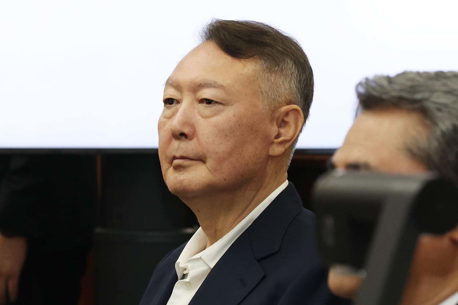 윤석열 전 대통령이 2025년 9월 26일 서울 서초동 서울중앙지법에서 열린 특수공무집행방해 혐의 재판에 출석해 자리하고 있다. / 뉴스1