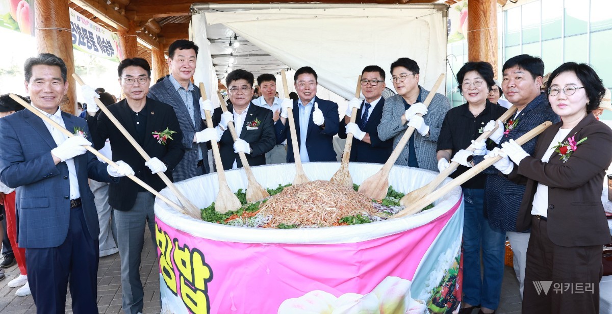 제16회 화순 명품 복숭아 축제에서 복숭아 비빔밥 퍼포먼스를 하고 있다. / 화순군