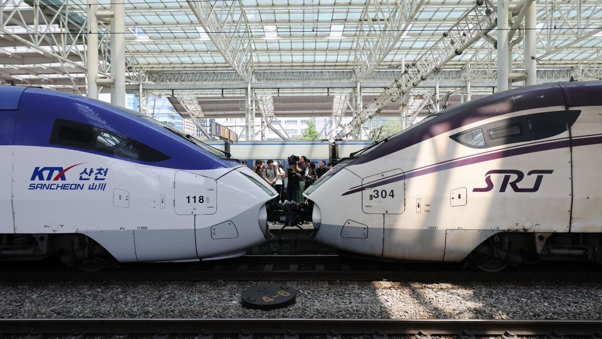 서울역 승강장에 시범 중련운행 출발을 앞둔 KTX 산천-SRT가 정차해 있다. / 연합뉴스