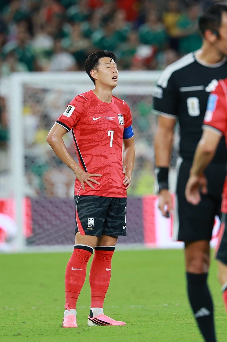 대한민국 축구국가대표팀 손흥민이 지난달 24일(현지시간) 멕시코 몬테레이 스타디움에서 열린 2026 북중미 월드컵 A조 조별리그 3차전 대한민국과 남아프리카 공화국의 경기에서 남아공 타펠로 마세코의 선제골에 아쉬워 하고 있다 / 뉴스1