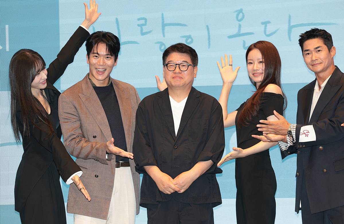 배우 안희연(왼쪽부터)과 하석진, 홍석구 감독, 박유나, 배정남이 지난 22일 서울 구로구 신도림 디큐브시티 더세인트에서 열린 KBS 2TV 새 주말드라마 ‘사랑이 온다’(극본 이경희) 제작발표회에 참석해 포즈를 취하고 있다. ‘사랑이 온다’는 깨진 가족의 파편을 모아 세상에서 가장 따뜻한 인생 한 상을 차려내는 두 남녀의 패밀리 레시피 드라마다 / 뉴스1