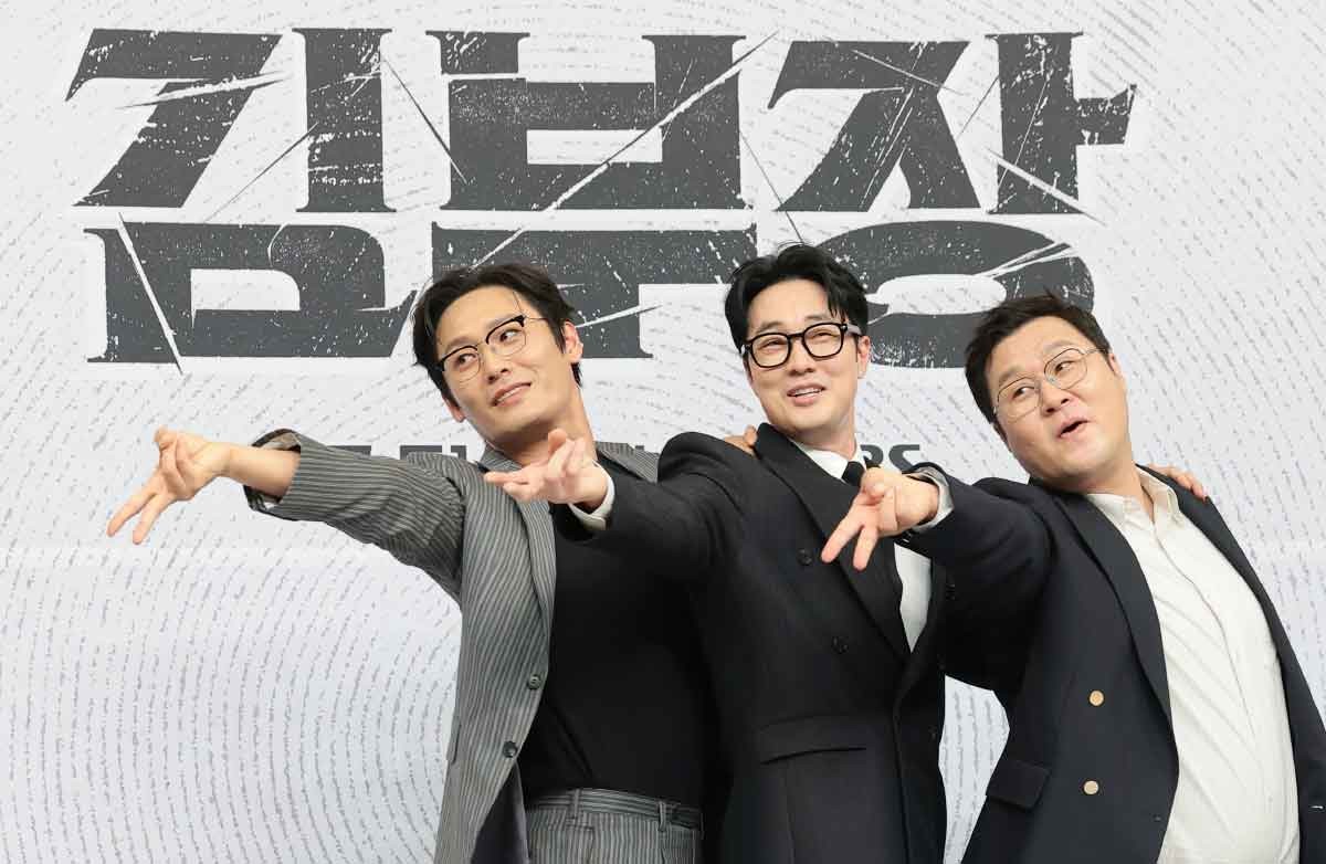 최대훈·소지섭·윤경호 ' 김부장' 야호. 배우 최대훈(왼쪽부터)과 소지섭, 윤경호가 지난달25일 오후 서울 양천구 SBS 목동 사옥에서 열린 SBS 금토드라마 ‘김부장’(극본 남대중/연출 이승영) 제작발표회에 참석해 포즈를 취하고 있다. ‘김부장’은 세상에서 가장 평범한 아빠가 하나뿐인 딸을 되찾기 위해 싸우는 복수 액션 드라마다. / 뉴스1
