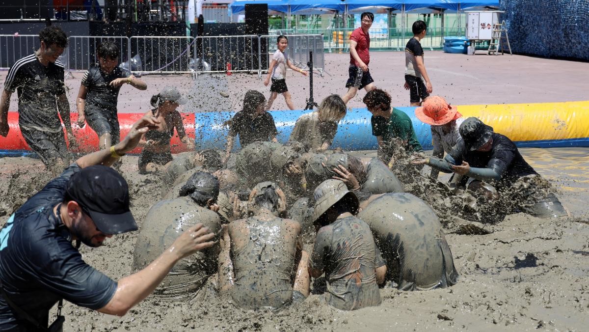충남 보령 대천해수욕장 머드축제장을 찾은 관광객들이 머드풀장안에서 즐거운 시간을 보내고 있다. / 연합뉴스