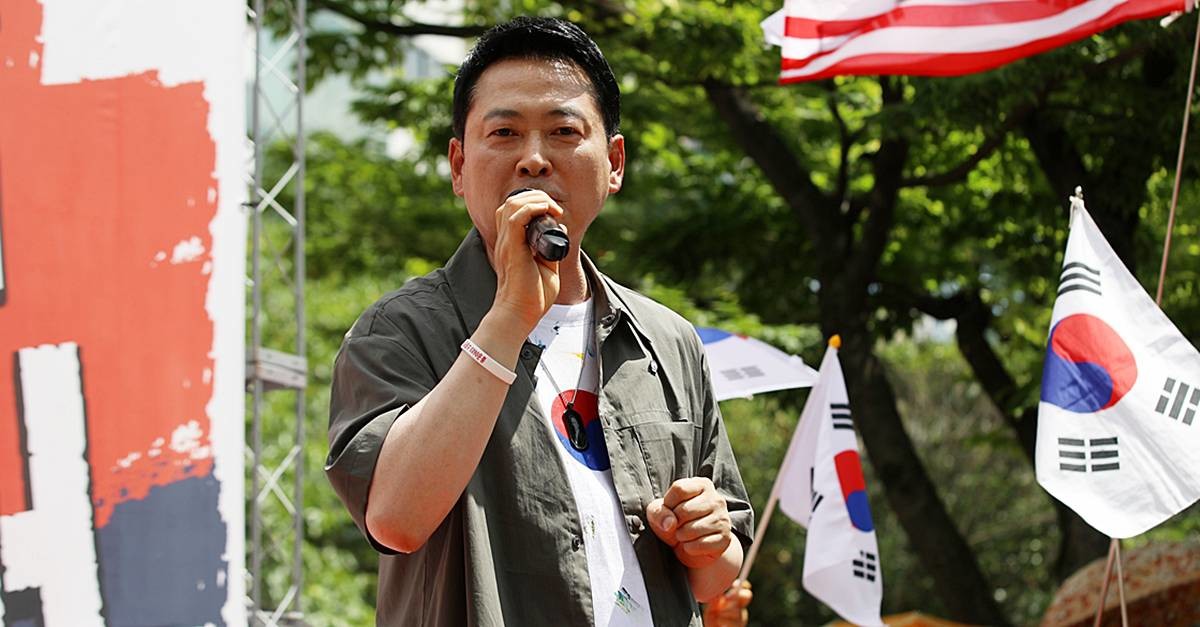 장동혁 국민의힘 대표가 전날 오후 경남 김해 거북공원에서 열린 6·3 참정권 침해 규탄 김해시민 집회에 참석해 발언하고 있다 / 뉴스1