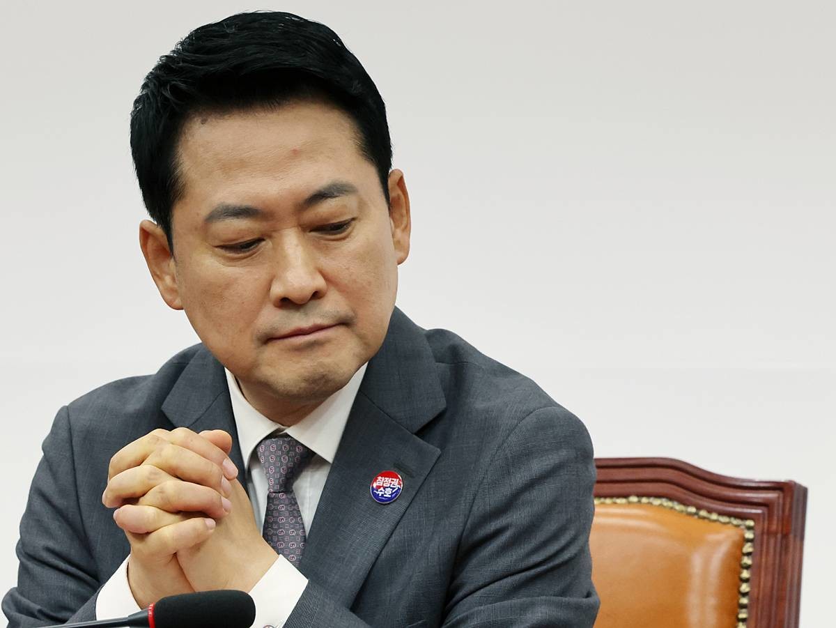 장동혁 국민의힘 대표가 지난 23일 오전 서울 여의도 국회에서 열린 최고위원회의에서 생각에 잠겨 있다 / 뉴스1