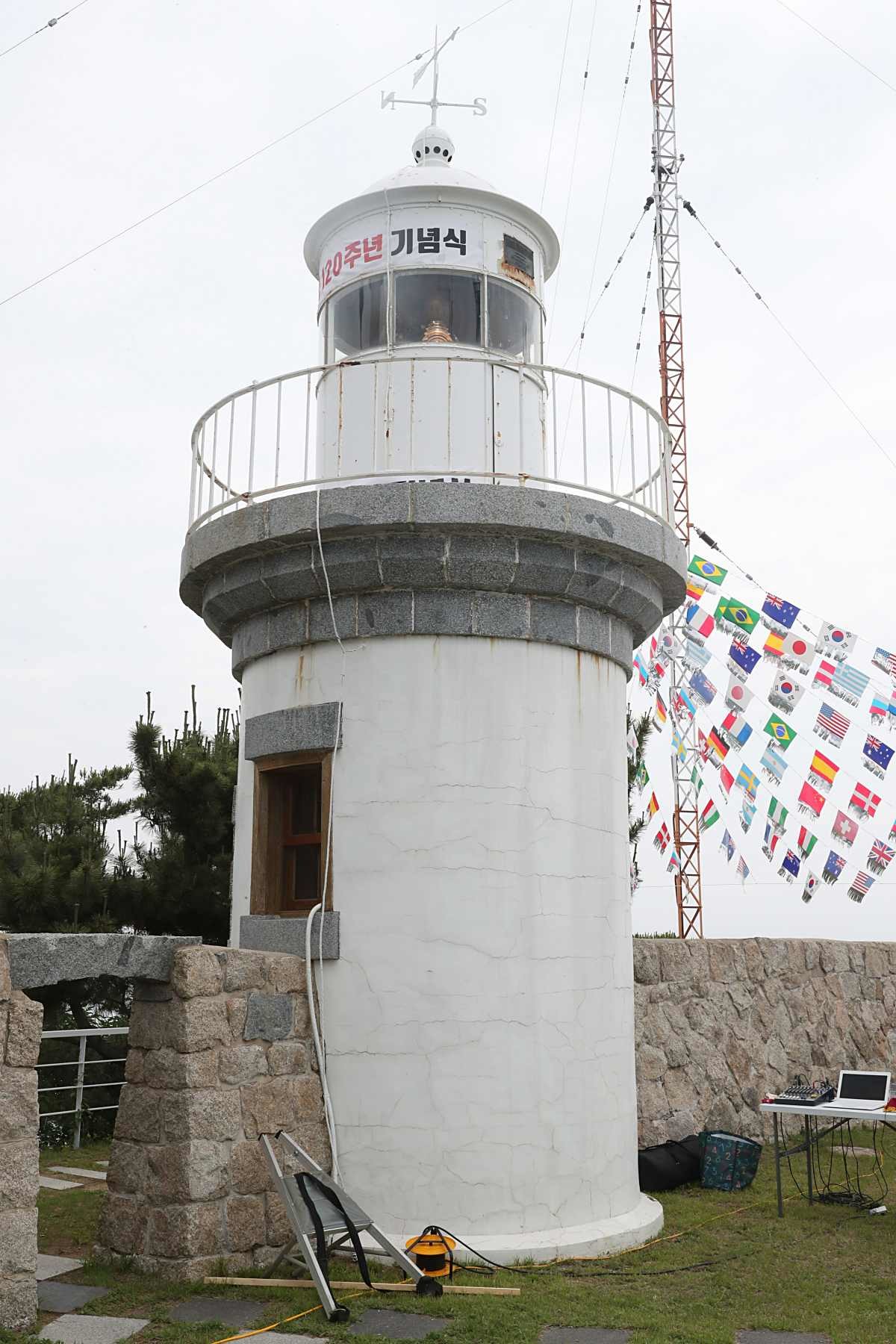 인천 중구 무의동 팔미도에서 2003년 가동을 중단한 등대가 점등 120주년을 맞아 다시 불을 밝히고 있다. 2023.6.1. / 연합뉴스