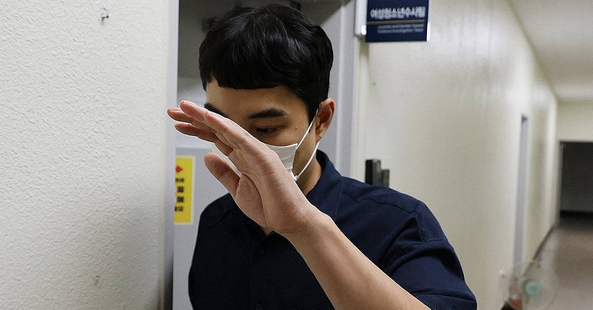 ‘아동 성매매’ 전 청주시의원, 15시간 밤샘 조사…취재진 질문에 딱 ‘한마디’