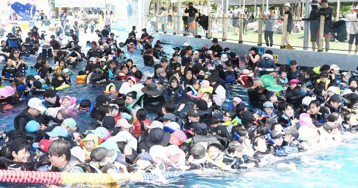 휴일인 26일 전남광주통합특별시 함평군에 위치한 ‘함평엑스포공원 물놀이장’에는 이른 아침부터 찜통더위를 피하려는 피서객들의 발길이 끊임없이 이어지며 말 그대로 인산인해를 이루었다. / 노해섭 기자