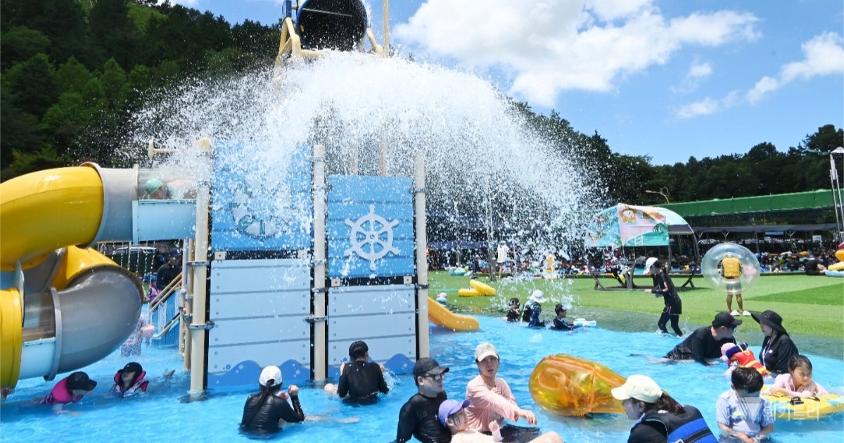 휴일인 26일 전남광주통합특별시 함평군에 위치한 ‘함평엑스포공원 물놀이장’에는 이른 아침부터 찜통더위를 피하려는 피서객들의 발길이 끊임없이 이어지며 말 그대로 인산인해를 이루었다. / 노해섭 기자