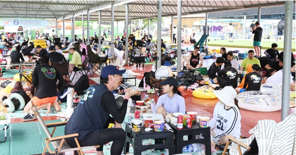 휴일인 26일 전남광주통합특별시 함평군에 위치한 ‘함평엑스포공원 물놀이장’에는 이른 아침부터 찜통더위를 피하려는 피서객들의 발길이 끊임없이 이어지며 말 그대로 인산인해를 이루었다. / 노해섭 기자