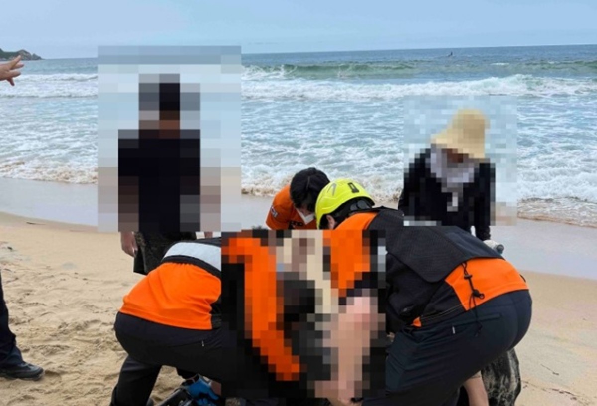 26일 오후 2시 10분쯤 강원 고성군 화진포 해수욕장에서 수난 사고가 발생, 심정지 환자 2명이 병원으로 옮겨졌다. / 강원도소방본부 제공