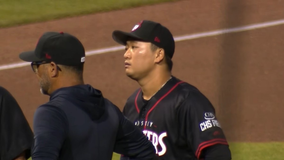 고우석이 통역을 통해 심판진에 상황을 설명하고 있다. / MiLB 중계 화면 캡처