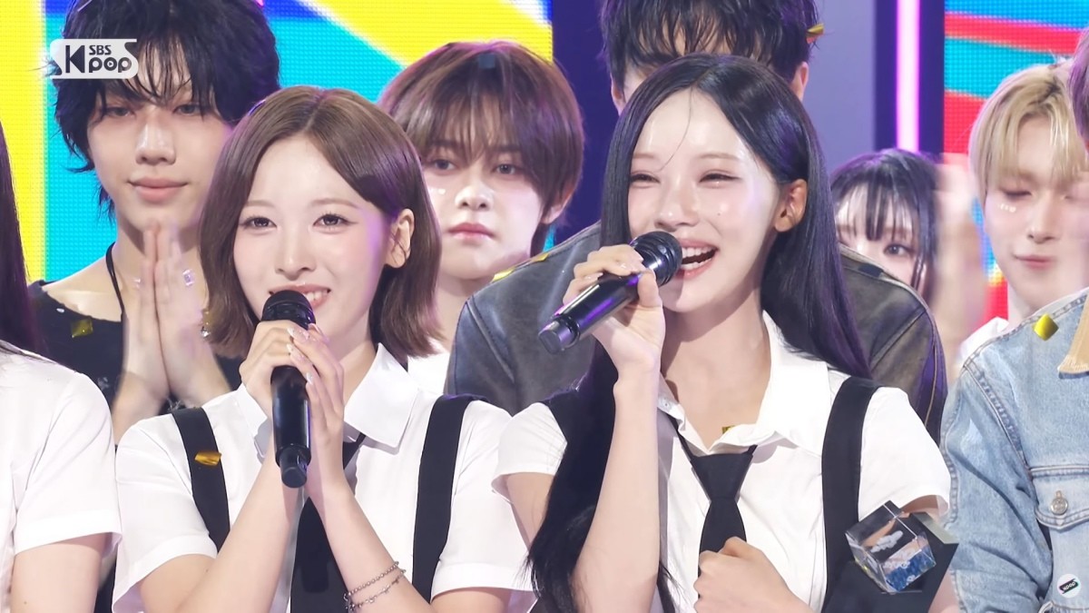 리센느 멤버들이 SBS ‘인기가요’ 1위 발표 직후 눈물을 흘리고 있다. / SBS ‘인기가요’ 방송 화면 캡처