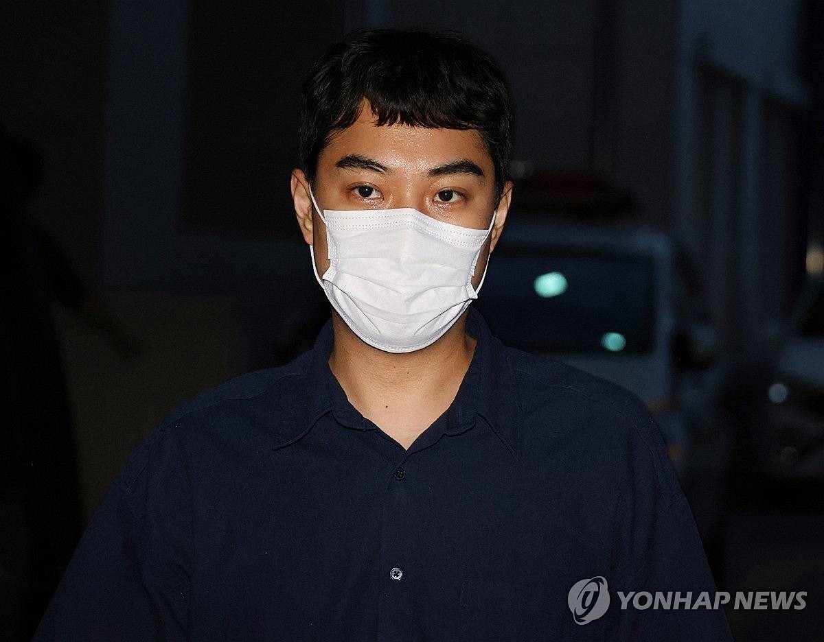 아동 성매매 혐의를 받는 최영중 전 청주시의원이 청주 청원경찰서에서 피의자 신분으로 소환돼 조사를 받은 뒤 27일 새벽 청사를 빠져나가고 있다 / 연합뉴스