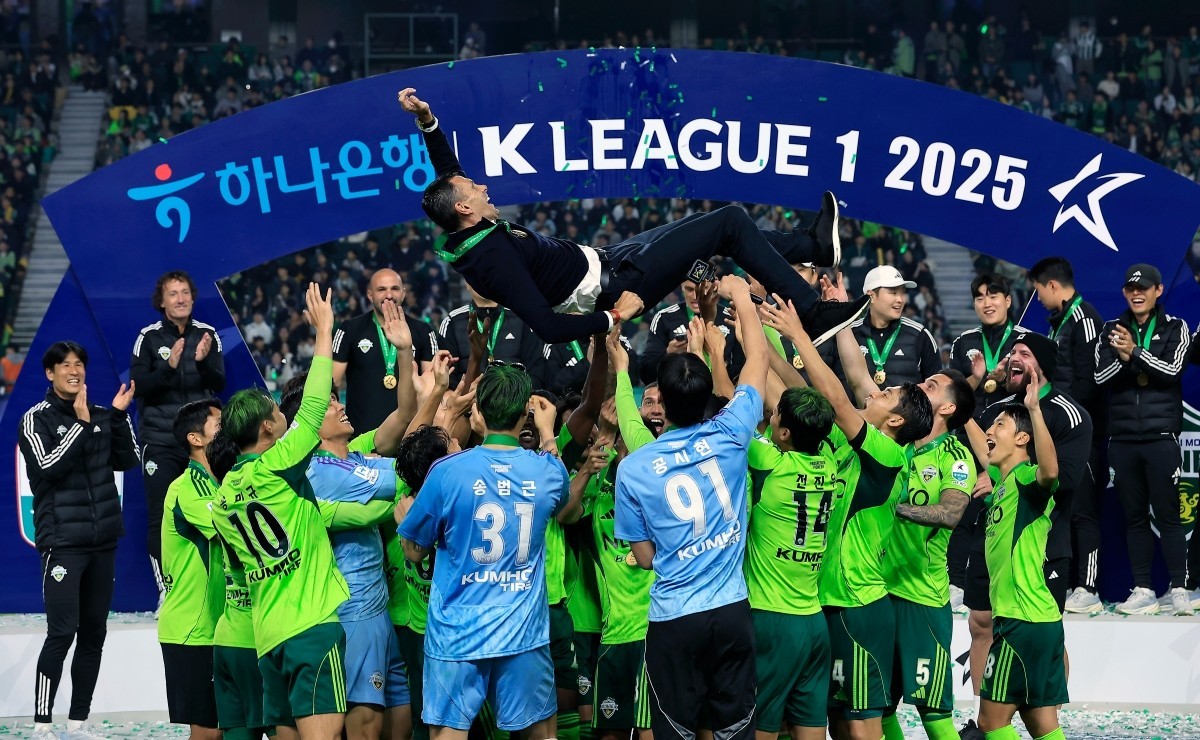 K리그1 최다이자 최초 통산 10번째 우승이라는 한국프로축구 역사의 새로운 이정표를 세운 전북현대 선수들이 지난해 11월 8일 오후 전북 전주시 덕진구 기린대로 전주월드컵경기장에서 열린 하나은행 K리그1 2025 36라운드 전북현대와 대전하나시티즌의 경기 종료 후 진행된 우승 시상식에서 거스 포옛 감독을 헹가래 치고 있다. / 뉴스1