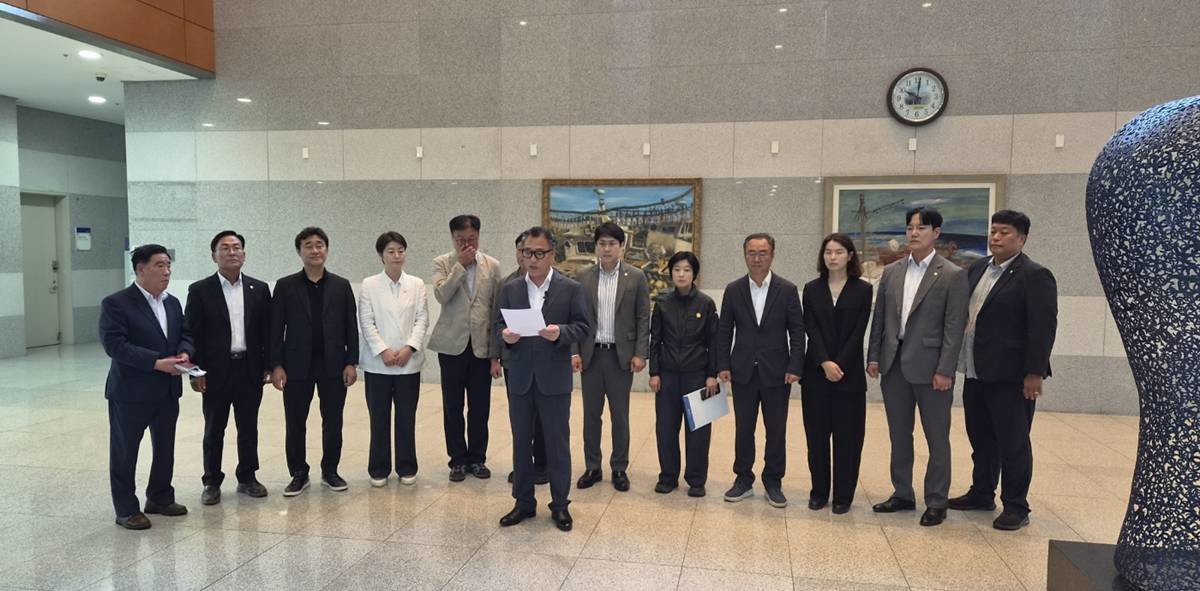 '포항시의회 폭력근절을 원하는 의원 일동' 27일 시의회 기자회견/촬영 이창형 기자