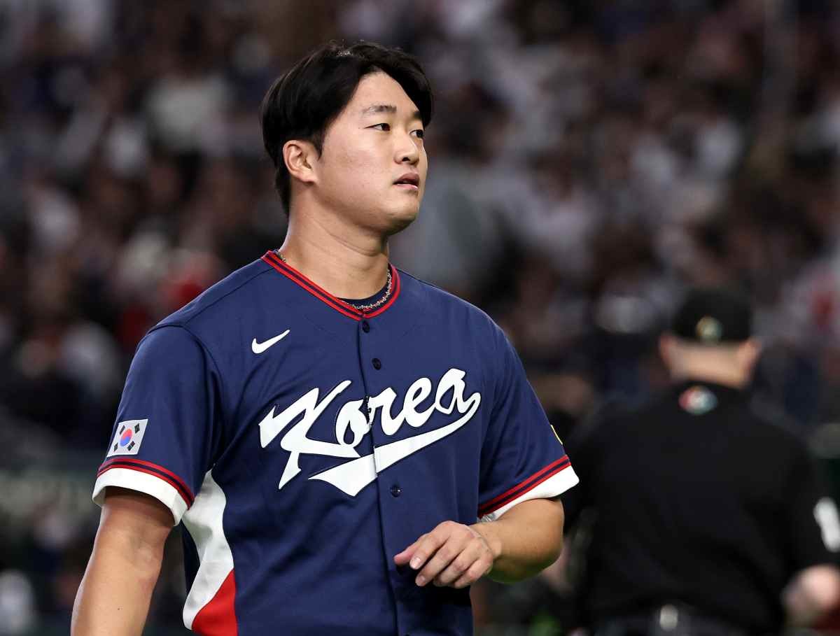 지난 3월 일본 도쿄돔에서 열린 2026 월드베이스볼클래식 C조 조별리그 대한민국과 일본의 경기. 대한민국 투수 고우석이 6회말 등판해 무실점으로 이닝을 마친 뒤 더그아웃으로 들어오고 있다. / 뉴스1
