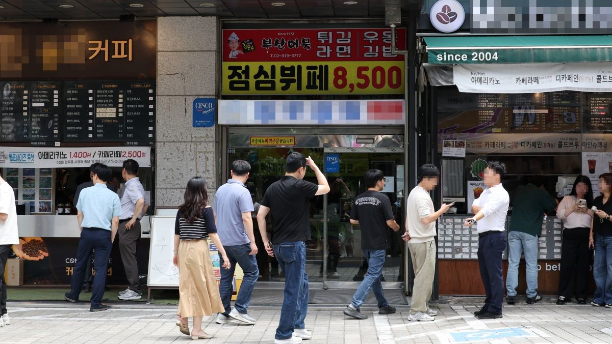 서울 중구 무교동 커피전문점과 음식점 앞 모습. (기사 내용과 무관함.) / 연합뉴스