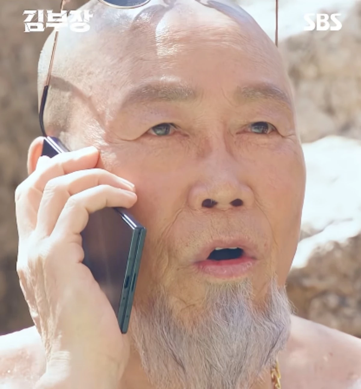 '김부장' 최종회에서 등장한 '선생님' 캐릭터. 원작에서는 '조평견'이라는 인물로 등장한다. / 유튜브 'SBS'유튜브 'SBS'