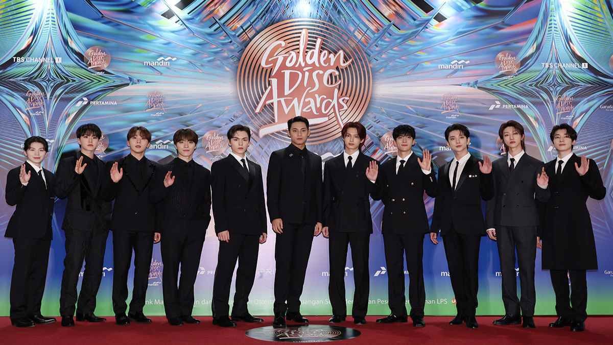 세븐틴의 우지(왼쪽부터)와 호시, 승관, 디노, 버논, 민규, 준, 도겸, 조슈아, 디에잇, 원우가 지난해 인도네시아 자카르타 인터내셔널 스타디움에서 열린 '38회 골든디스크 어워즈 with 만디리' 레드카펫 행사에서 포즈를 취하고 있다. / 뉴스1