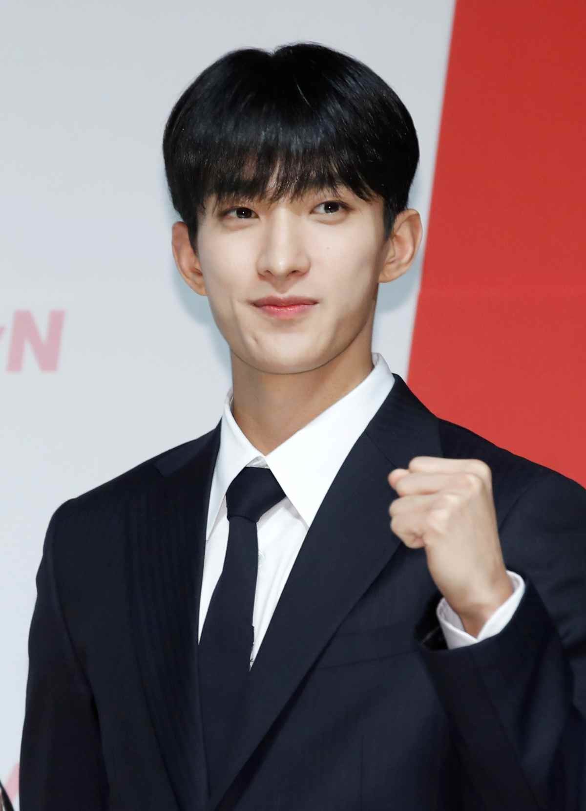 그룹 세븐틴(Seventeen)의 도겸이 지난해 서울 강남구 엘리에나호텔에서 열린 tvN 예능 '나나투어 with 세븐틴' 제작발표회에서 포즈를 취하고 있다. / 뉴스1